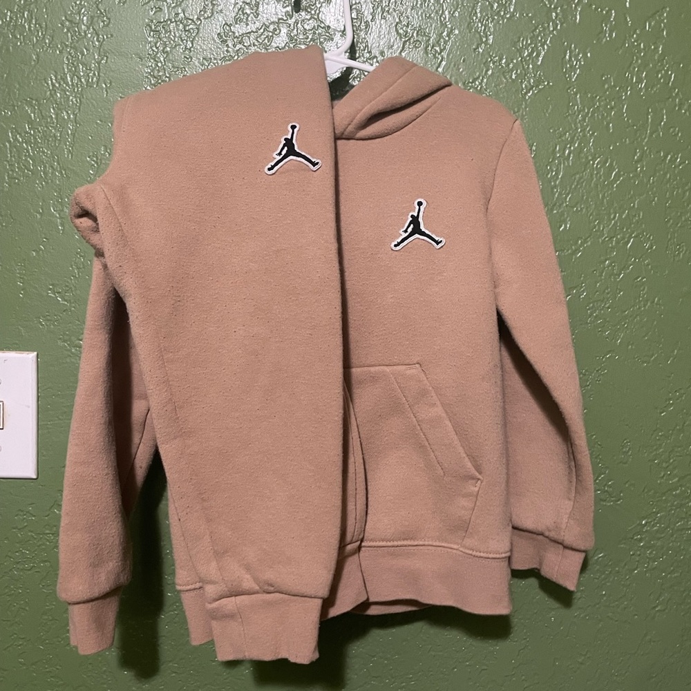Tan Jordan sweat suit 🤎